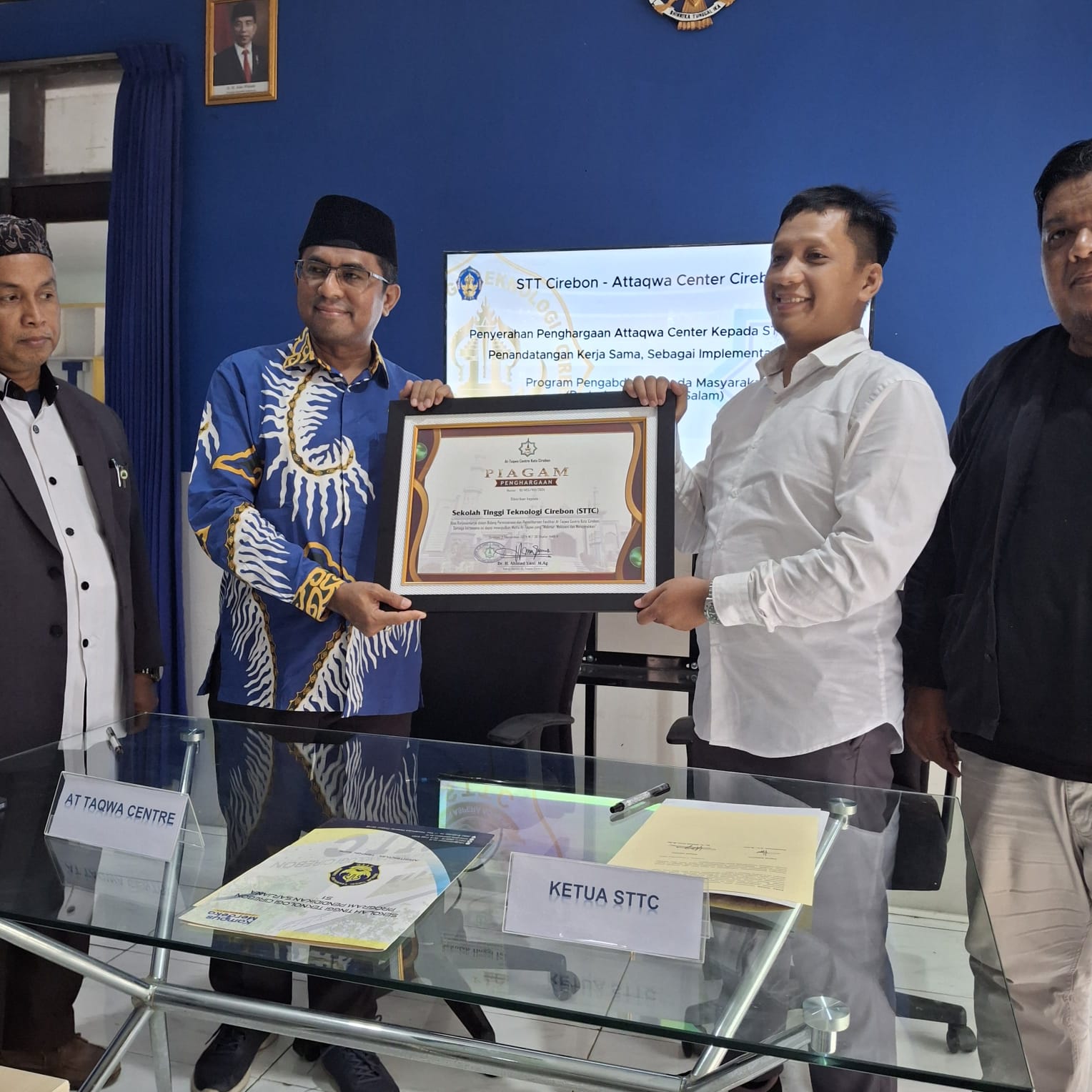 Penyerahan Penghargaan At Taqwa Center Kepada STT Cirebon